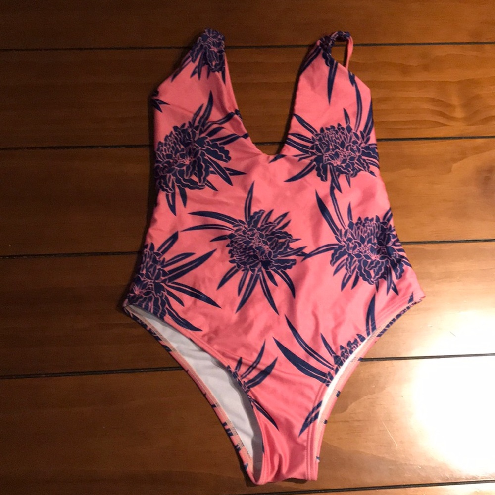NWOT One Piece Printed Swim Suit fits like medium